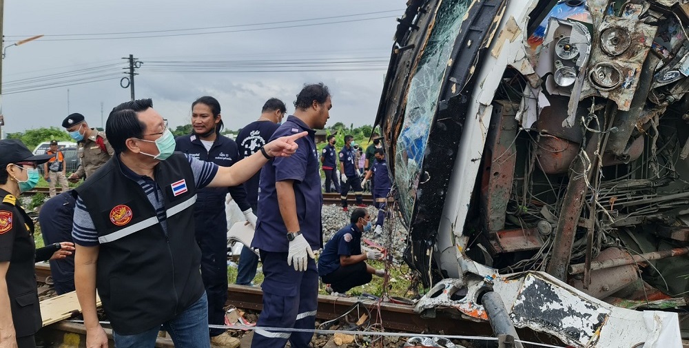 การรถไฟฯตั้งศูนย์ประสานงานช่วยเหลือรถไฟชนรถบัสตลอด 24 ชม. "รมว.คมนาคม" สั่งตรวจสอบ-ดูแลผู้ประสบเหตุทันที 