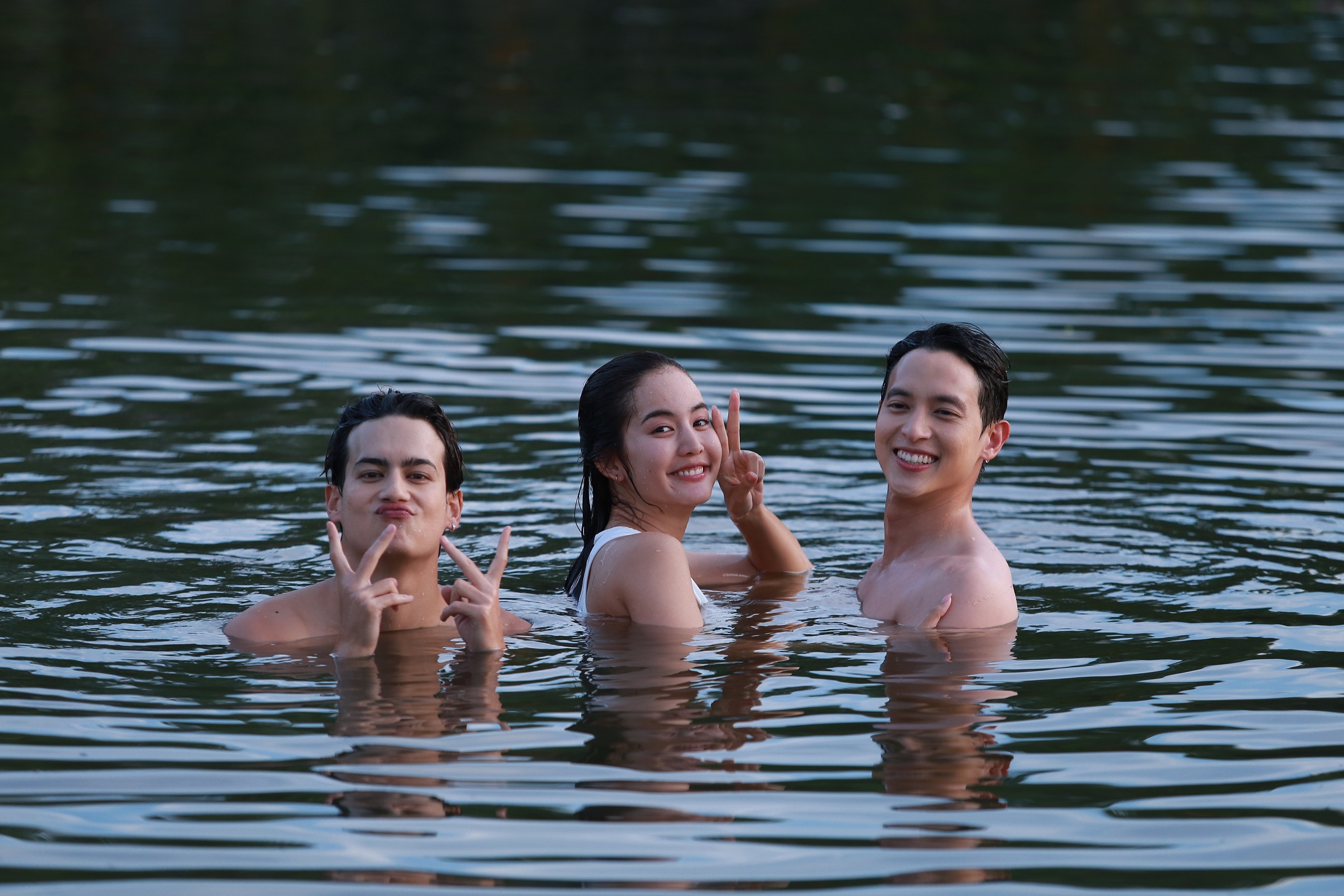 “เจมส์ จิ - ไอซ์” ท้า “โบว์” โดดเล่นน้ำในบึง ย้อนวันวานวัยรุ่นเชียงคาน