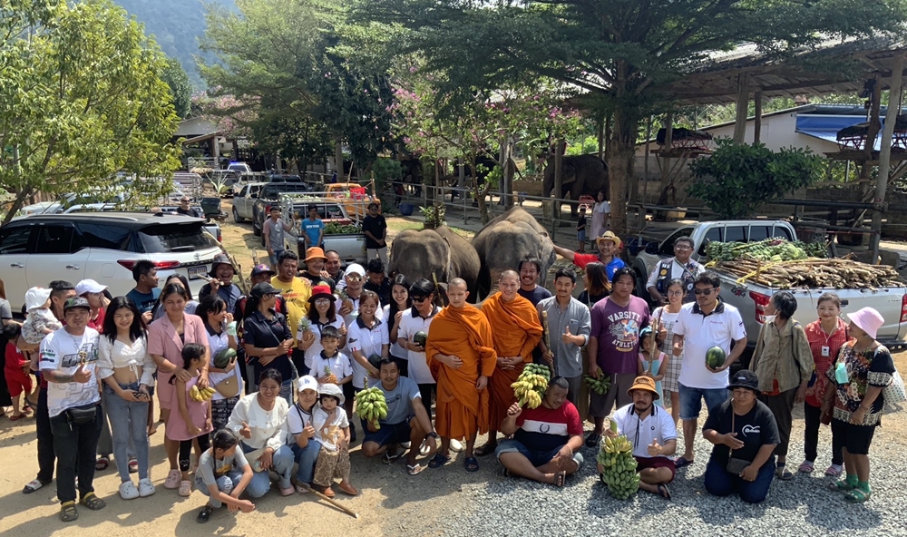 อาสาสมัครเอกชน จัด "คาราวานอาหารช้าง" ส่งมอบ "ปางช้างมีชัย" ให้ช้าง 8 ตัวอิ่ม!