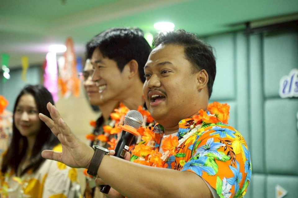 "ณัฐชา" ทุบโต๊ะจี้รัฐเลิก "ตัดเสื้อโหลแจกเงิน" ท้า พม. กล้าชน ครม. ทวงเบี้ยคนแก่แช่แข็ง 16 ปี รับมือสังคมสูงวัยขั้นสุด