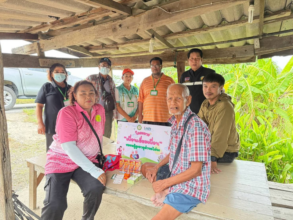 อบต.ไผ่วง ลงพื้นที่เยี่ยมผู้สูงอายุติดบ้าน-ติดเตียง สานต่อ “เพื่อนเยี่ยมเพื่อน” เติมกำลังใจถึงบ้าน