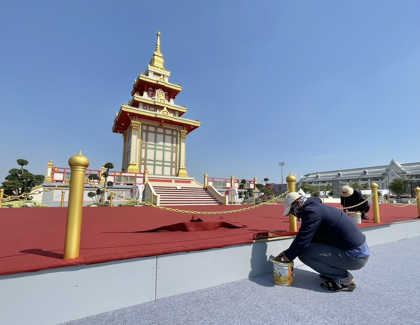 จนท.เตรียมความพร้อมบริเวณมณฑปและภูมิทัศน์โดยรอบ ก่อนการอัญเชิญพระบรมสารีริกธาตุพระเขี้ยวแก้ว มาประดิษฐาน ที่สนามหลวง