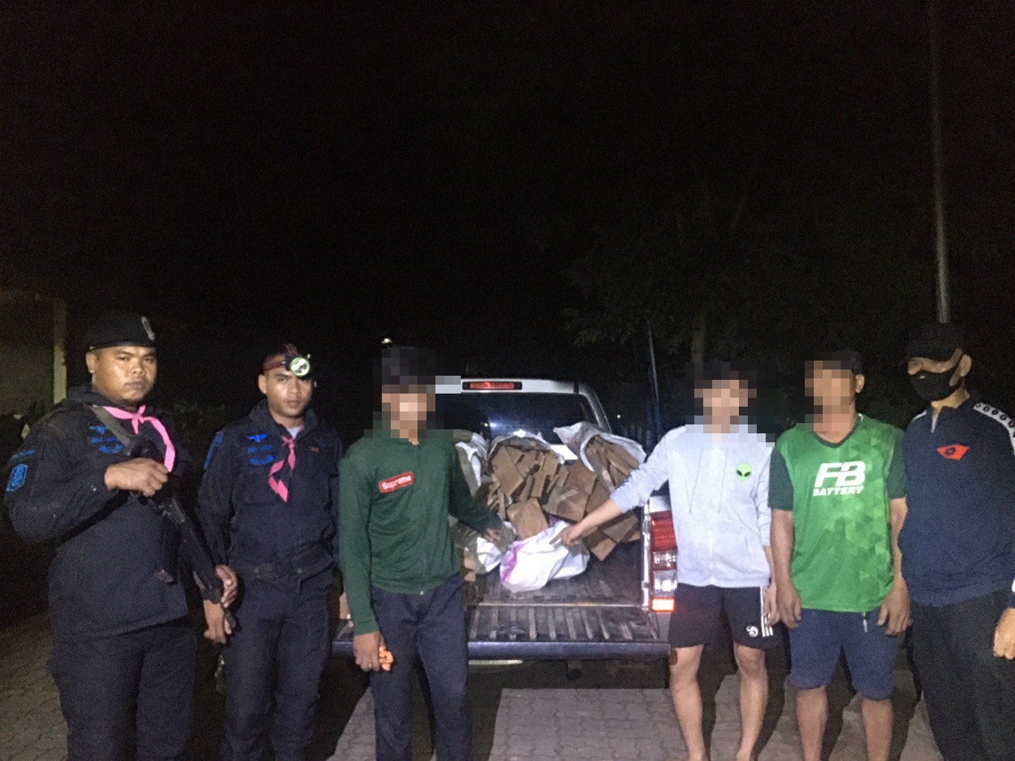 ทหารพรานหนองคาย คุมเข้มสิ่งผิดกฎหมายตามแนวชายแดน ล่าสุดรวบ 1 คนไทย 3 ชาวลาว ลักลอบขนไม้หวงห้ามส่งขาย สปป.ลาว