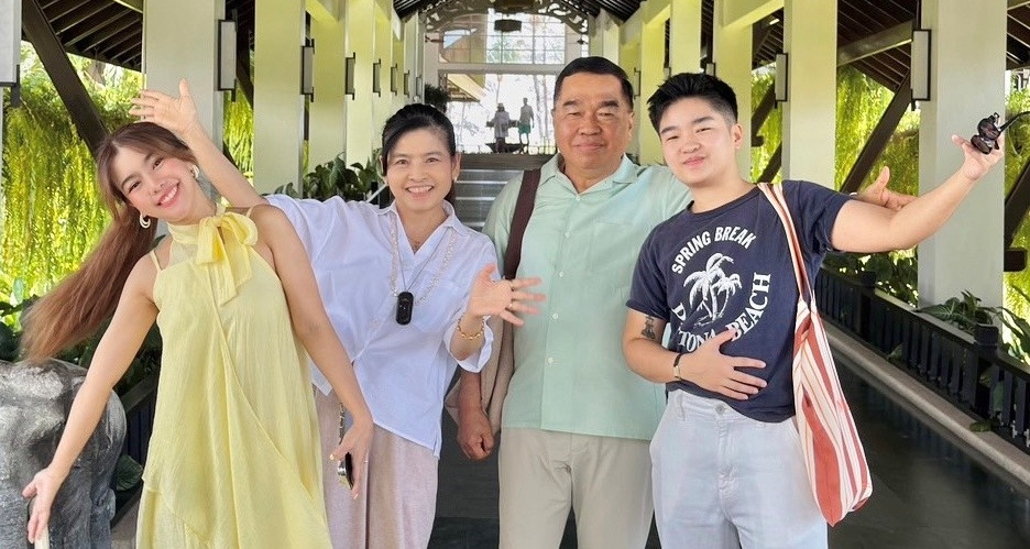 เปิดภาพ"บิ๊กเล็ก"พักผ่อนกับครอบครัวในรอบ 12 ปี รับยังห่วงบ้านเมือง-กองทัพ ชาวเน็ตแห่โฟกัสลูกสาว