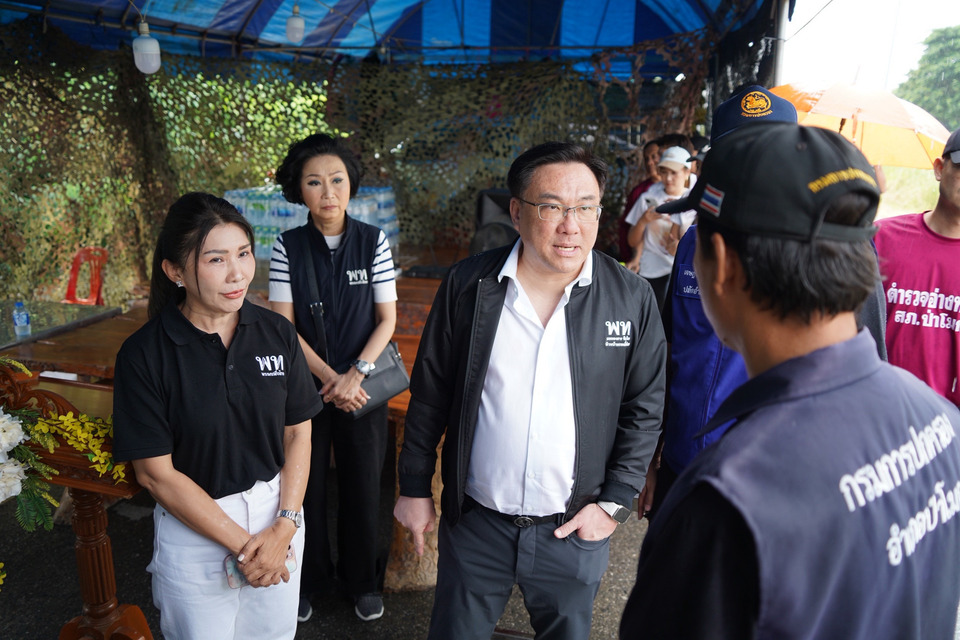‘เพื่อไทย’ ลุยช่วยน้ำท่วมอ่างทอง มอบถุงยังชีพ ให้กำลังใจชาวโผงเผง จี้ ‘อนุทิน’ ลงพื้นที่เอง 