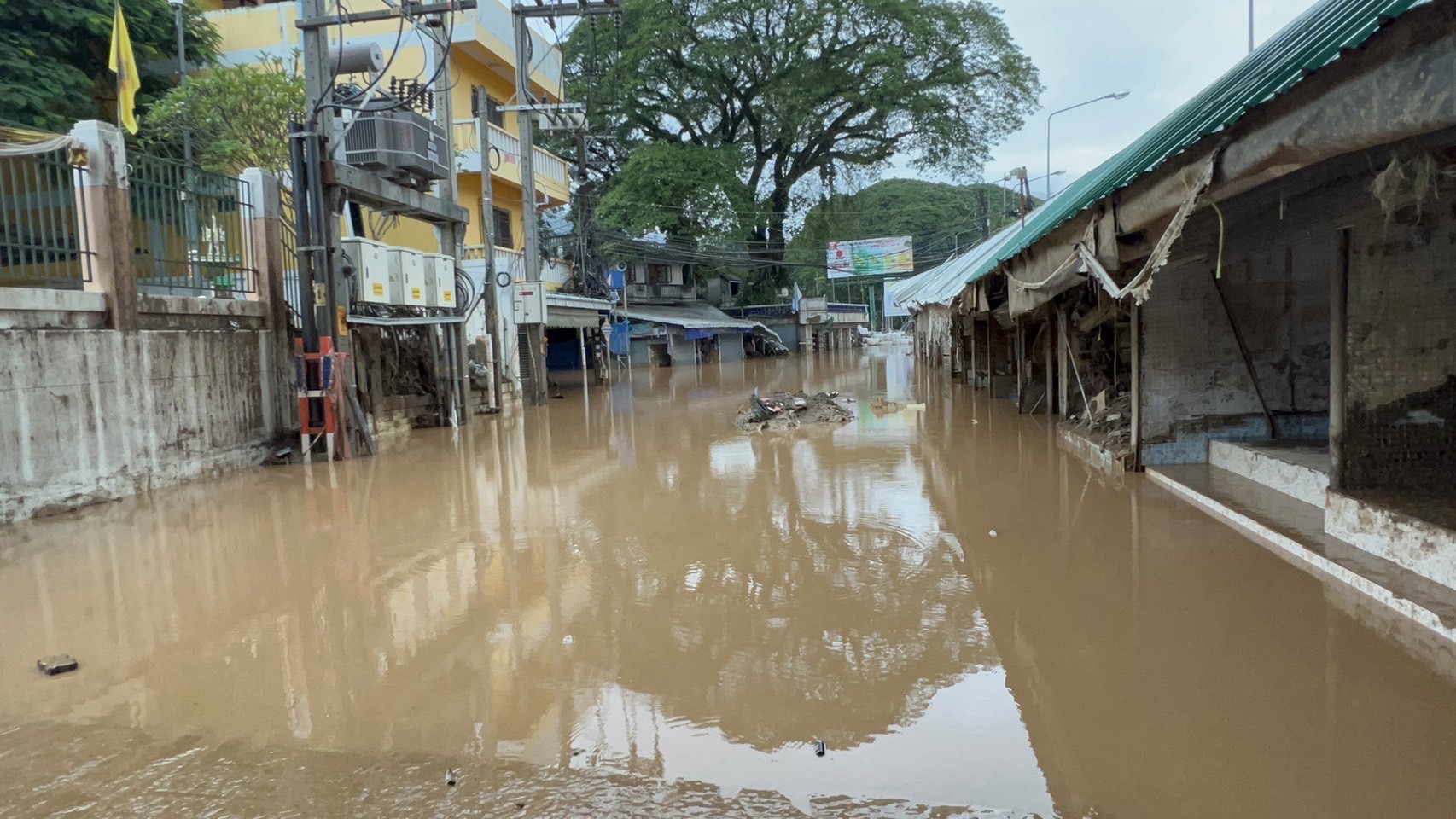 แม่สายเร่งอุดจุดรั่ว กันน้ำสายทะลักเข้าชุมชน - ตลาดสายลมจอย ท่วมสูงไม่สามารถนำเครื่องจักรกลหนักเข้าไปได้