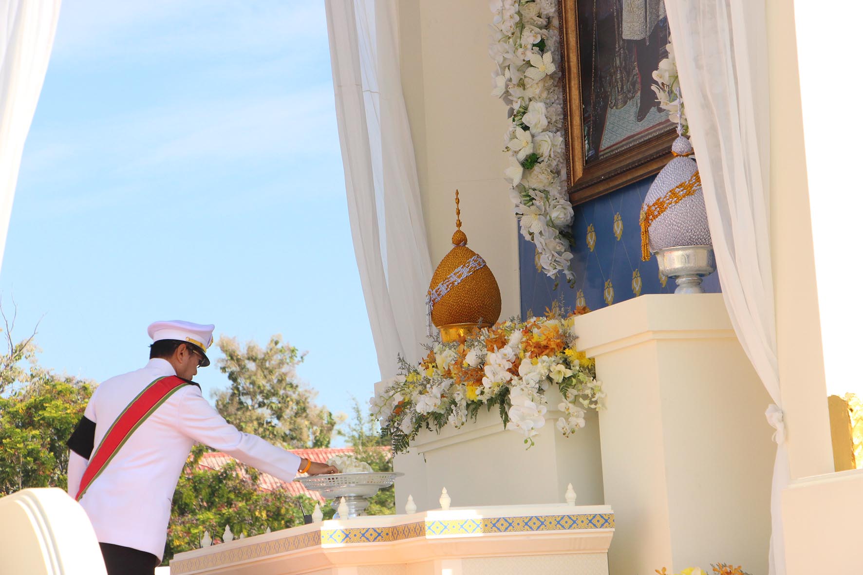  พสกนิกรชาว"ศรีสะเกษ"ร่วมพระราชพิธีถวายดอกไม้จันทน์ช่วงเช้ากว่าสามหมื่นคน