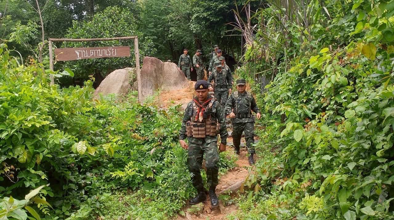 รองแม่ทัพภาคที่ 2 เดินเท้าลาดตระเวนชายแดนไทย-กัมพูชา ที่ศรีสะเกษ ให้กำลังใจ กำลังพล