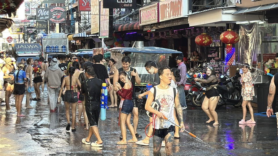 พัทยาเดือด! บาร์เบียร์ซอย 6 เปิดศึกสาดน้ำวันแรกคึกคัก นักท่องเที่ยวแห่เล่นสงกรานต์แน่นถนน