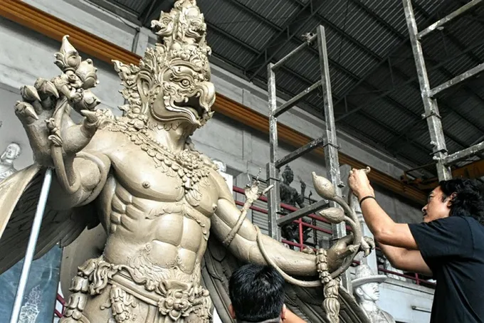 ปั้นขึ้นรูป"ครุฑ พระอินทร์ พิฆเนศ"ประติมากรรมประดับพระเมรุมาศ