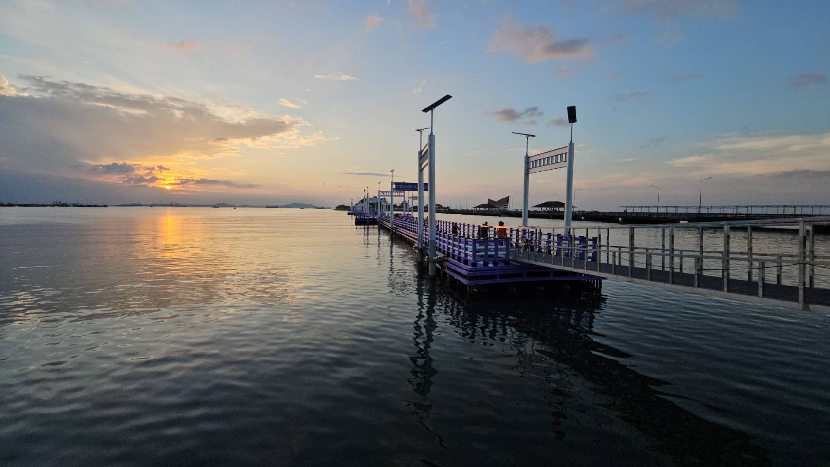 เทศบาลเมืองศรีราชา ชวนเที่ยวงานลอยกระทงเกาะลอย
