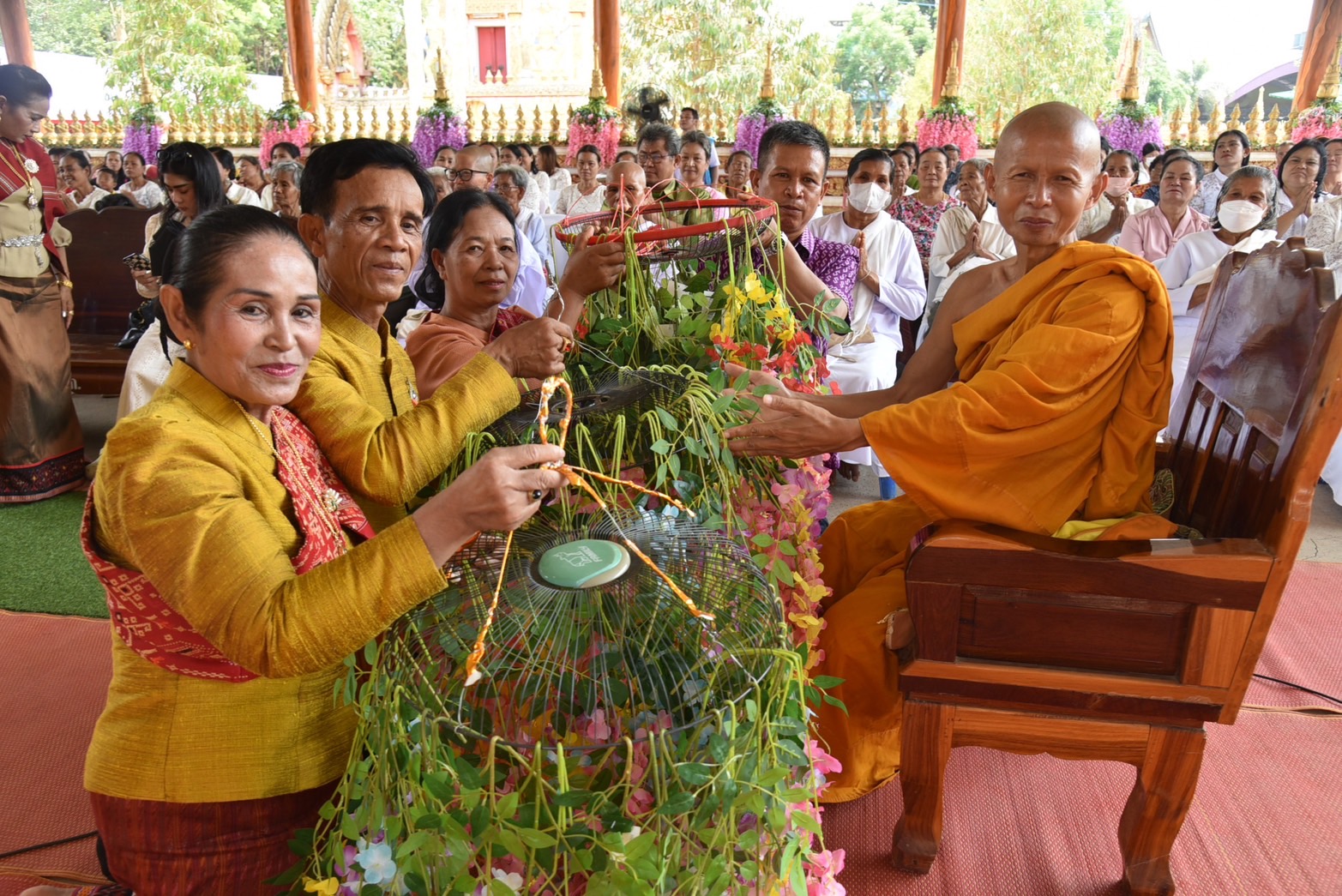 ชาวบ้านตื่นเต้นอุโมงค์สวรรค์ทำบุญด้วยดอกไม้กว่าล้านดอกร่ายรำสนุกสนานในขบวนแห่ที่วัดสำโรงเกียรติ