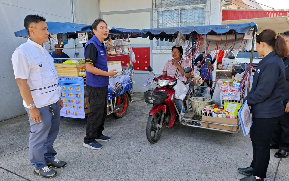 “ไทยช่วยไทย” ถึงอ่างทองแล้ว! ปล่อยรถพุ่มพวงขายของถูก ช่วยลดค่าครองชีพ