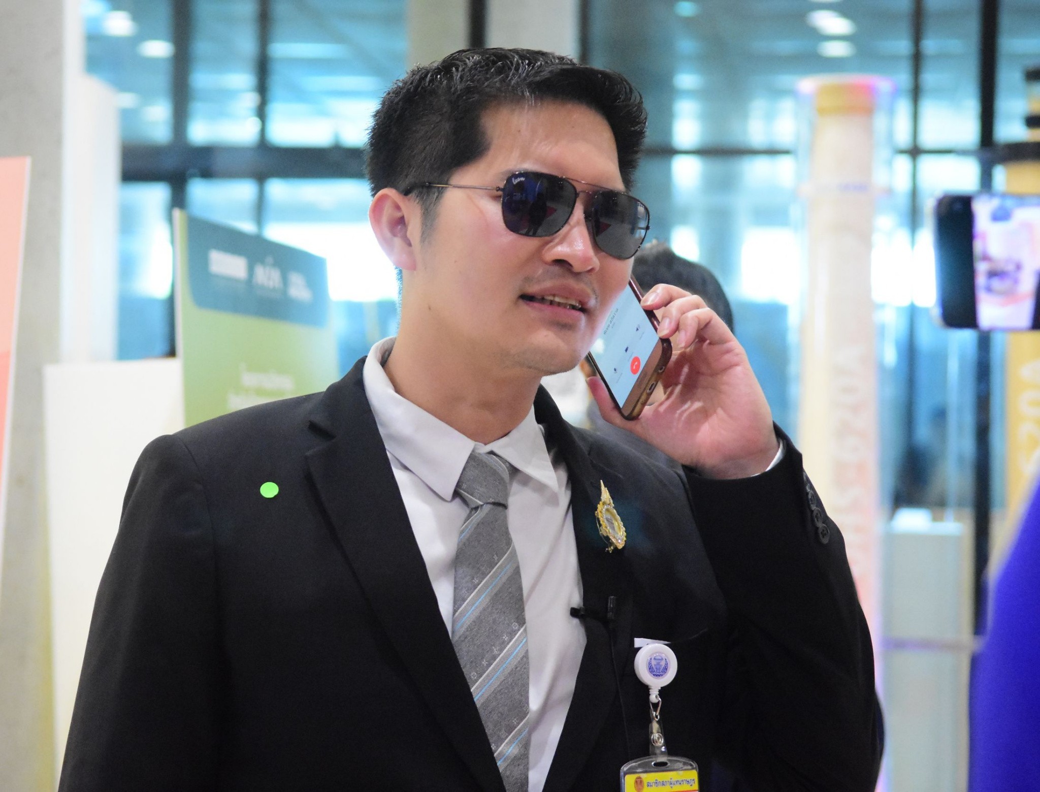 "มงคลกิตติ์" ท้ายุบพรรค หลัง "สิระ" แจ้งความชู 3 นิ้ว บอกจำชื่อไว้ "เต้ พระราม 7" พร้อมลงถนนเต็มตัว 