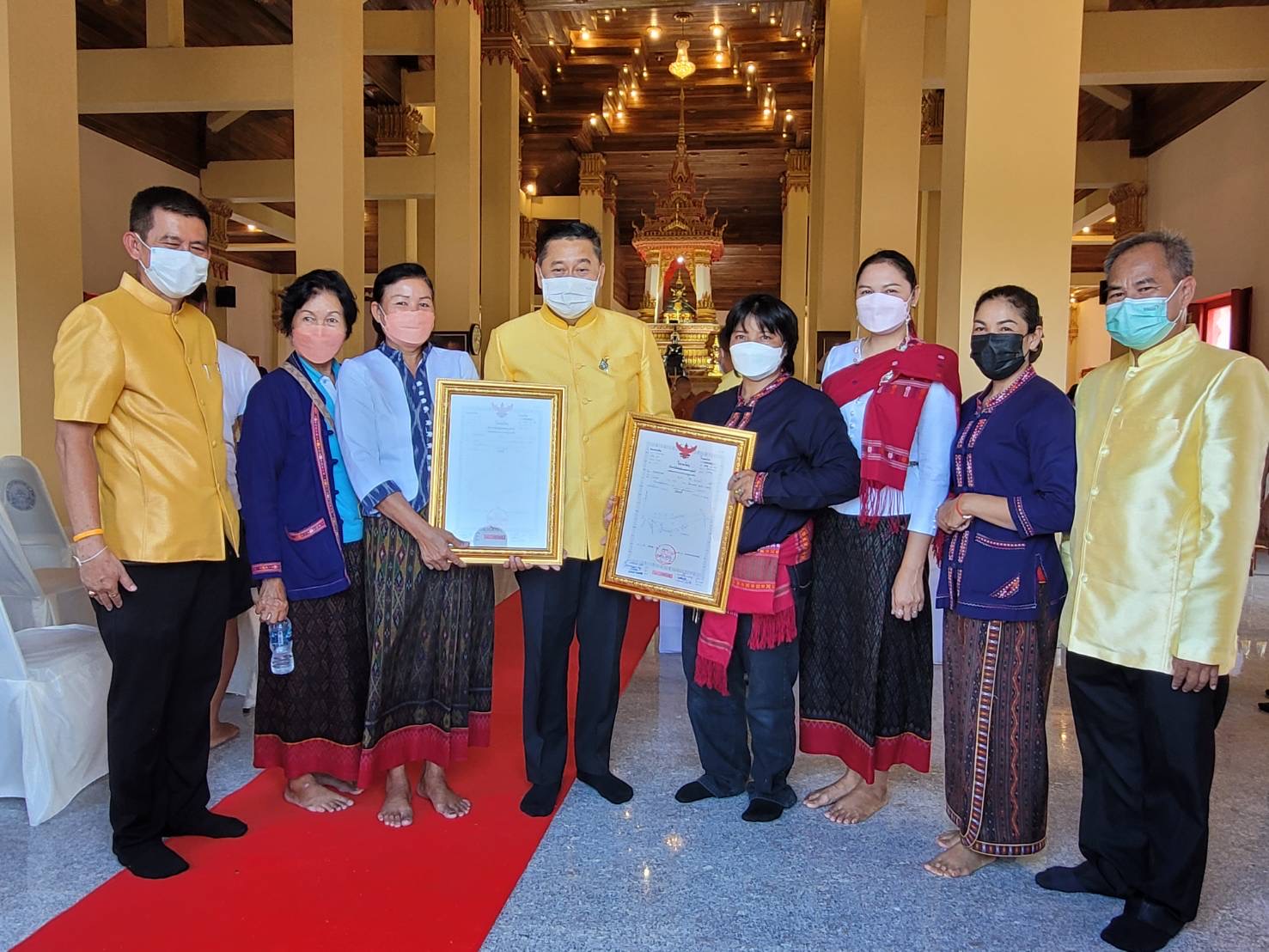 ผู้ว่าฯกาฬสินธุ์ ถวายโฉนดที่ดินให้กับวัดเฉลิมพระเกียรติพระบาทสมเด็จพระเจ้าอยู่หัว