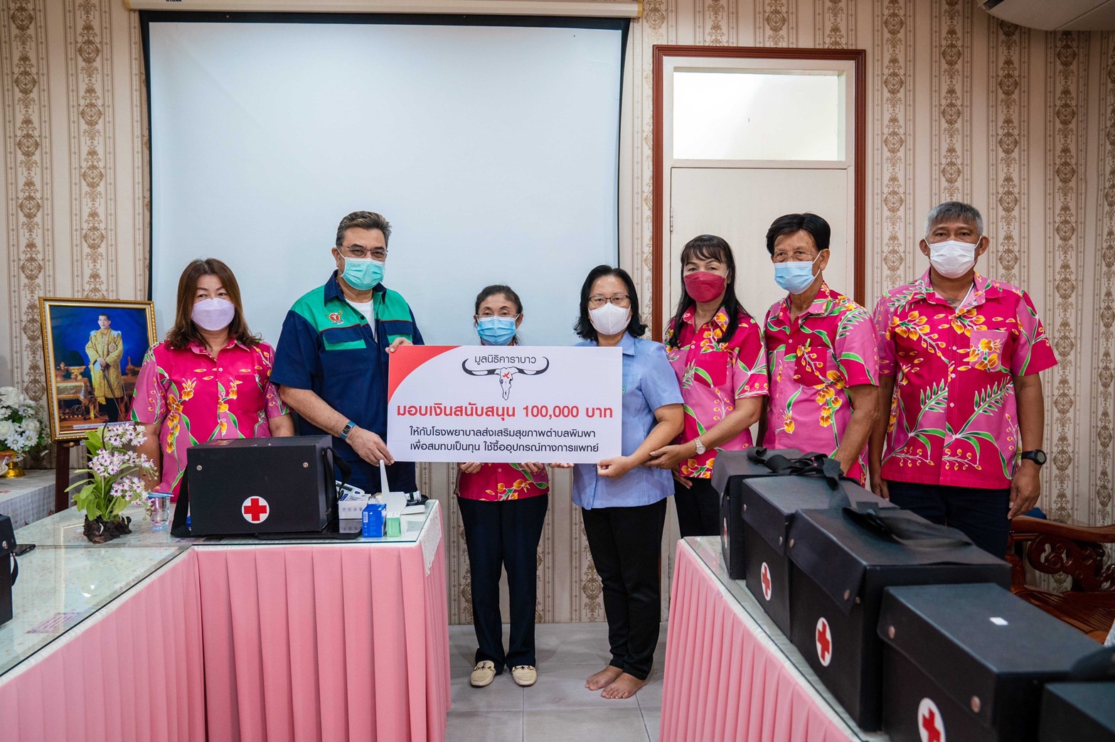 มูลนิธิคาราบาวสมทบทุนซื้ออุปกรณ์ทางการแพทย์ให้อสม.ดูแลผู้สูงอายุ-ผู้ป่วยติดเตียง 