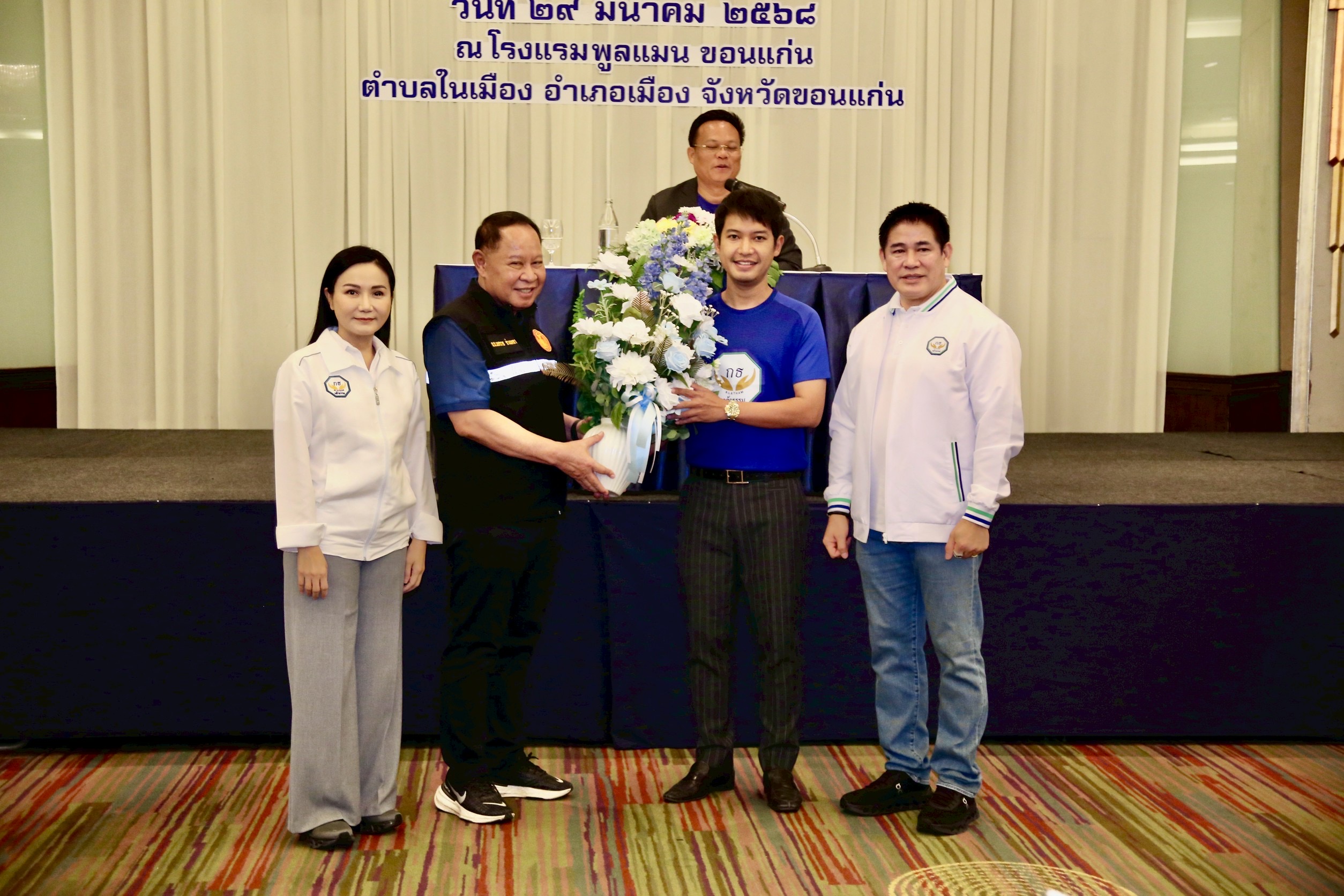 กธ. ประชุม ตั้งสาขาพรรคขอนแก่น “เอกราช” หอบดอกไม้ยินดีลูกชายเป็นหัวหน้าสาขา ”นฤมล“ ลั่น พรรคนี้ทำตามธรรมนัส 