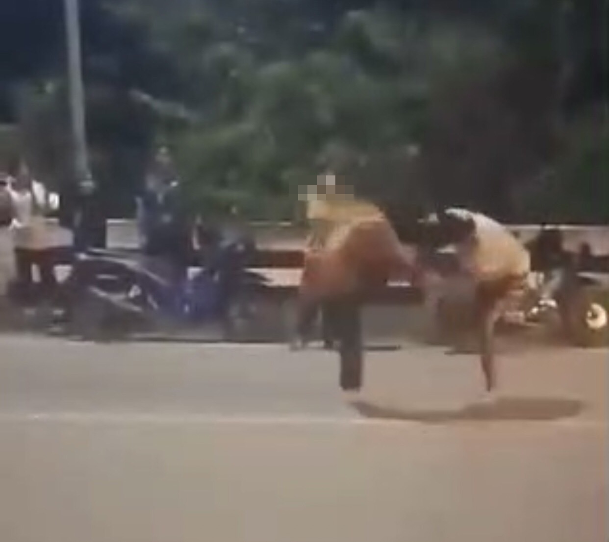 "กาฬสินธุ์" แชร์สนั่นคลิปวัยรุ่นหญิงอำเภอเขาวงนัดตีกันกลางสะพาน