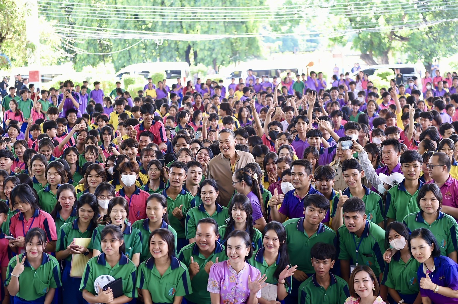 “นายกฯ” แวะเยี่ยมเด็กนักเรียน ธวัชบุรีวิทยาคม แห่กรี๊ดขอถ่ายรูปเพียบ ลั่น กย. นี้ ร้อยเอ็ด เป็นจังหวัดสีขาว