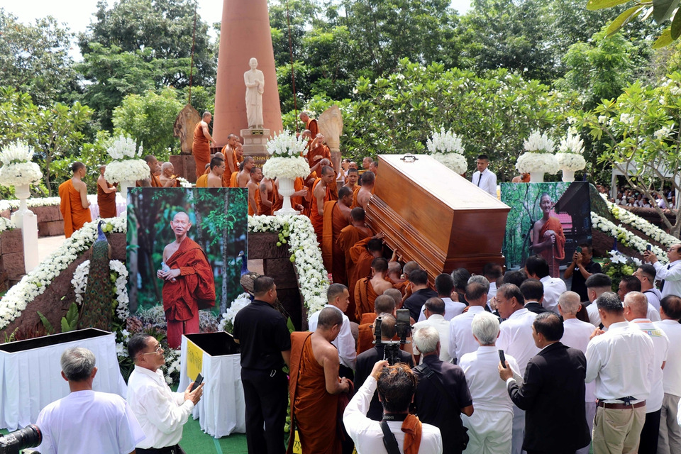 ศิษยานุศิษย์นับหมื่นร่วมประชุมเพลิง “หลวงพ่อณรงค์ ชยมงฺคโล” รำลึกพระผู้เปี่ยมเมตตาแห่งสหัสขันธ์