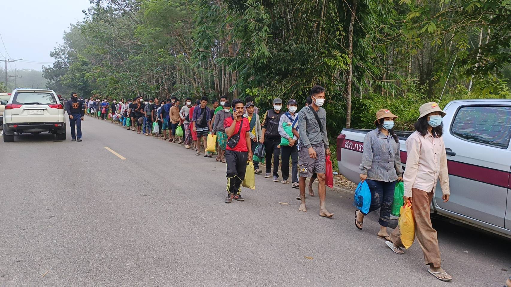ทหารรวบแรงงานต่างด้าวหลบหนีเข้าเมืองแนวชายแดนระนอง 58 ราย 