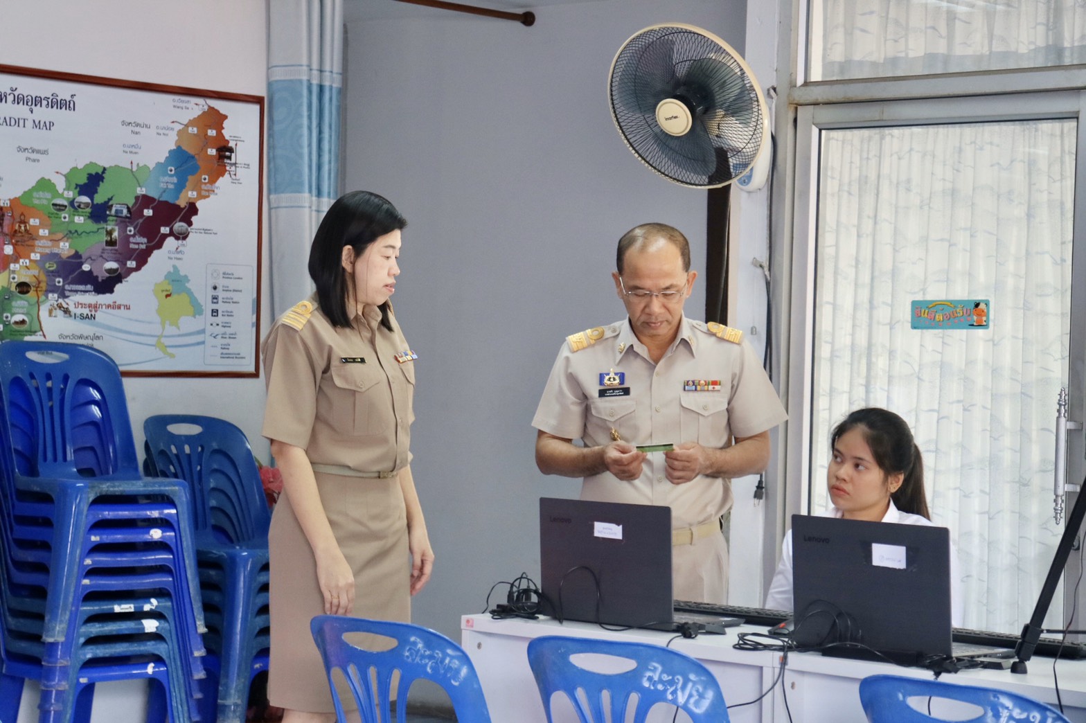 นายอำเภอเมืองอุตรดิตถ์ ตรวจความเรียบร้อยและให้คำแนะนำการรับลงทะเบียนแรงงานต่างด้าว 
