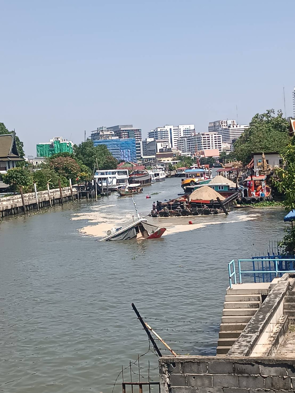 ด่วน! เรือลากจูงล่มกลางคลองบางกอกน้อย “จนท.” รุดเข้าพื้นที่ช่วยเหลือ