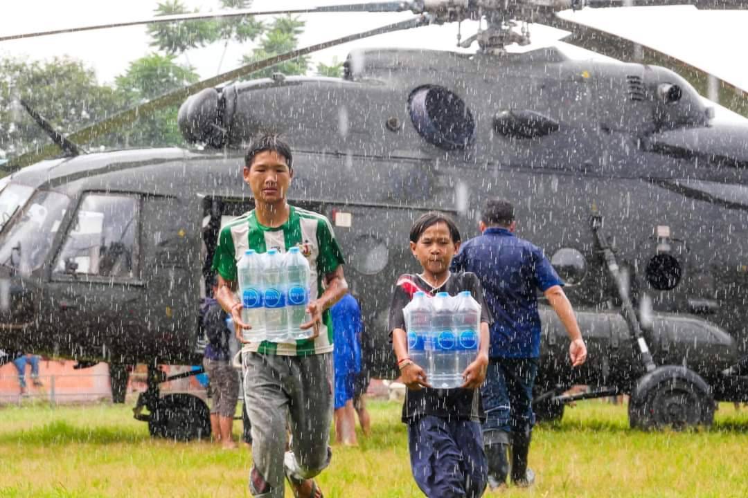 หน่วยบินเฉพาะกิจศูนย์การบินทหารบกจัด ฮ. MI-17 ส่งเสบียงช่วยเหลือในพื้นที่ที่ถูกตัดขาด เหตุอุทกภัย จ.เชียงราย