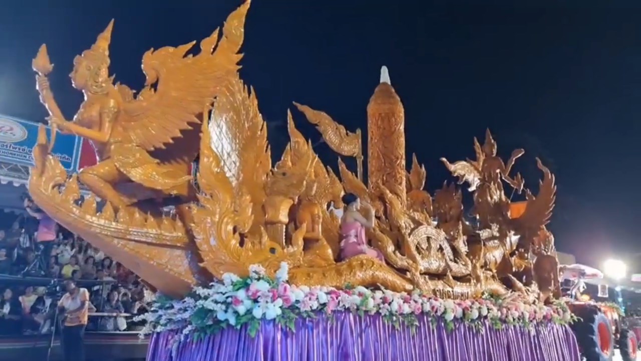 อุบลราชธานีแห่เทียนพรรษาภาคกลางคืนสวยงามอลังการ