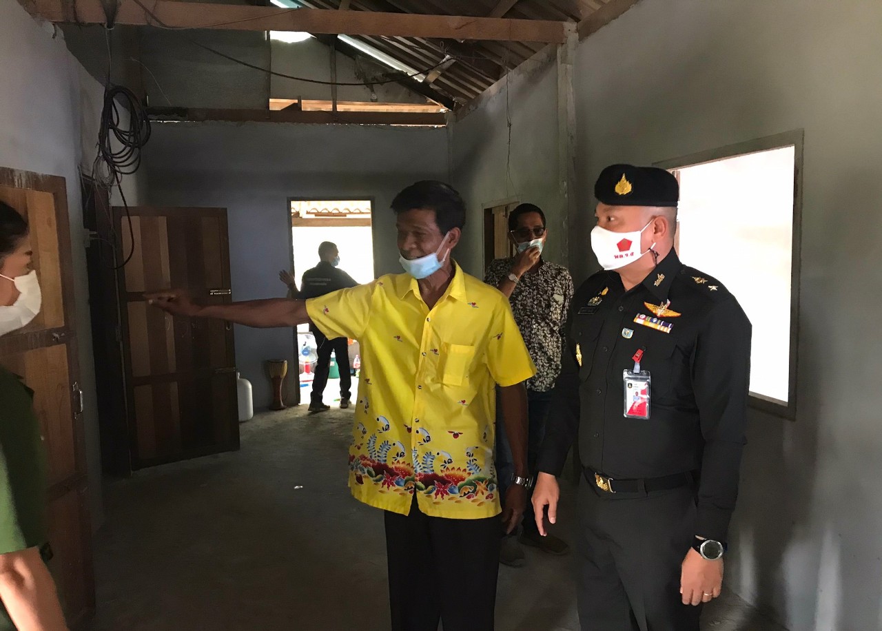 พ่อทหารเกณฑ์สุราษฎร์ธานีตื้นตันใจ กองทัพห่วงใยประชาชนซ่อมแซมบ้านพร้อมมอบเครื่องอุปโภคบริโภคช่วยเหลือกำลังพล