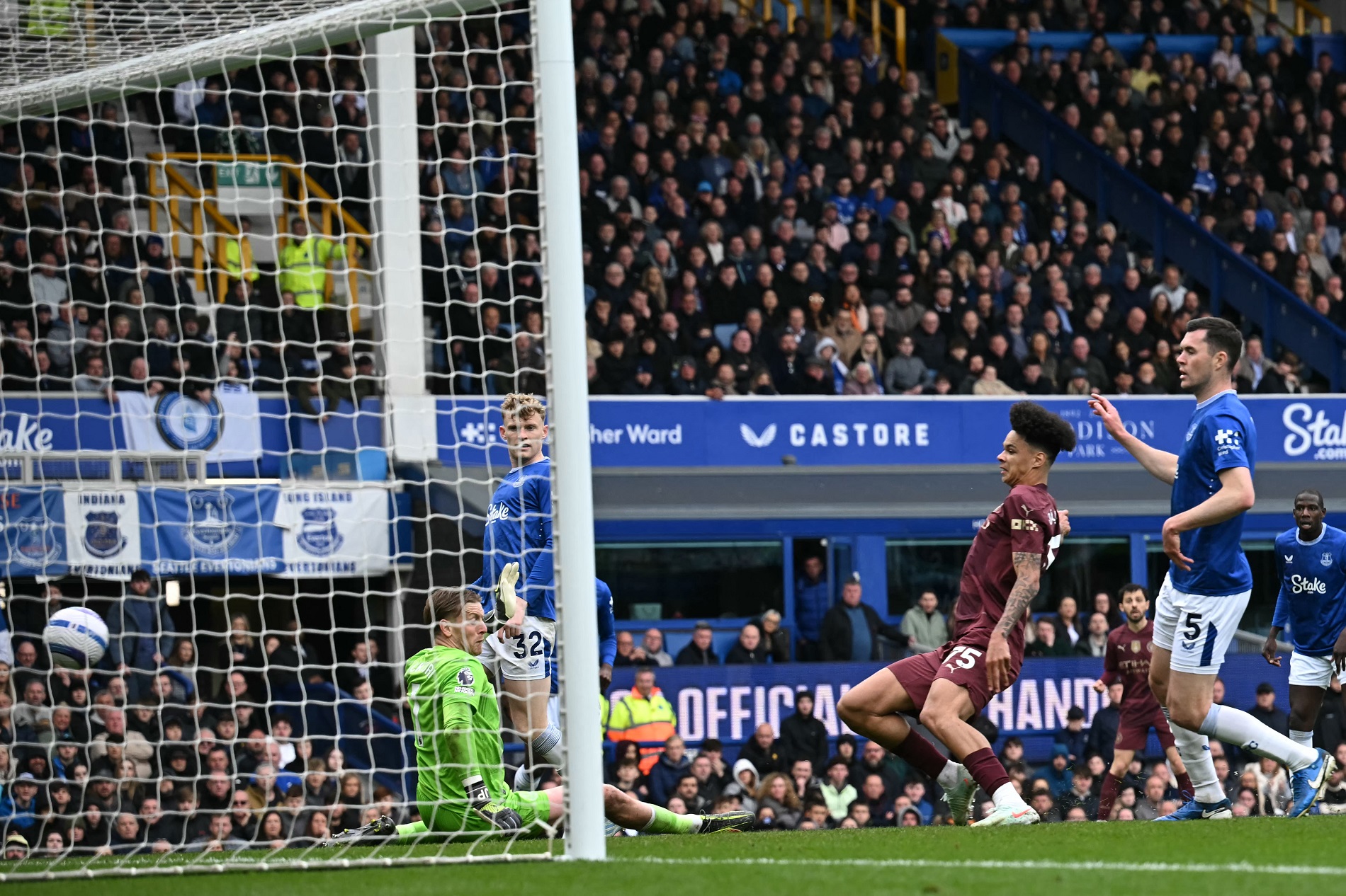 'แมนฯ ซิตี้' บุกอัด 'เอฟเวอร์ตัน' 2-0 ขึ้นที่ 4 ชั่วคราว ลุ้นโควต้ายูฟ่าแชมเปียนส์ลีก