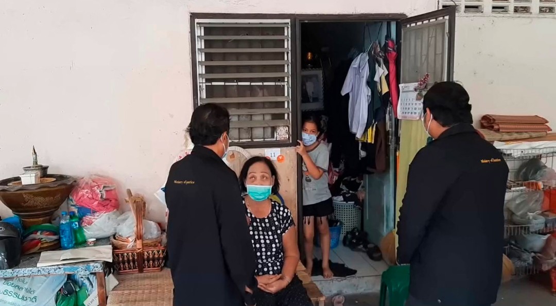 สาวขโมยของกินในห้างเอาไปเลี้ยง 4 ชีวิตถูกแจ้งจับ ล่าสุด ยุติธรรมจังหวัดเข้าช่วยแล้ว