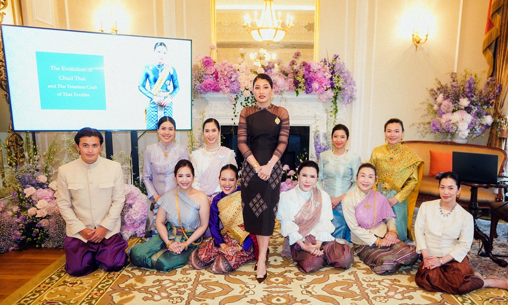 เจ้าฟ้าสิริวัณณวรีฯ เสด็จทอดพระเนตรนิทรรศการชุดไทย พร้อมทรงปาฐกถาเรื่องวิวัฒนาการผ้าไทย
