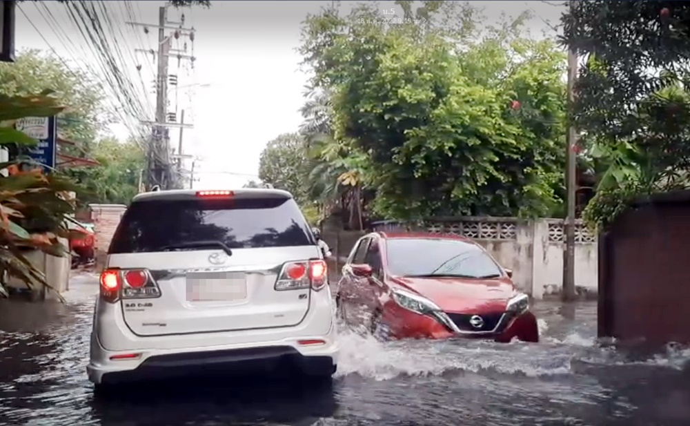 ฝนถล่ม กทม. น้ำท่วมถนนซอยลาดพร้าว 64 แยก 4 นร.เดินทางไปโรงเรียนอย่างทุลักทุเล 