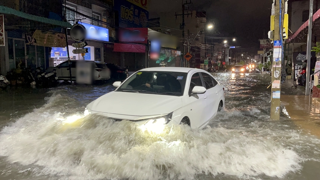 ฝนตกหนักนานกว่า 3 ชั่วโมง น้ำท่วมถนนหลายจุดทั่วเมืองพัทยา