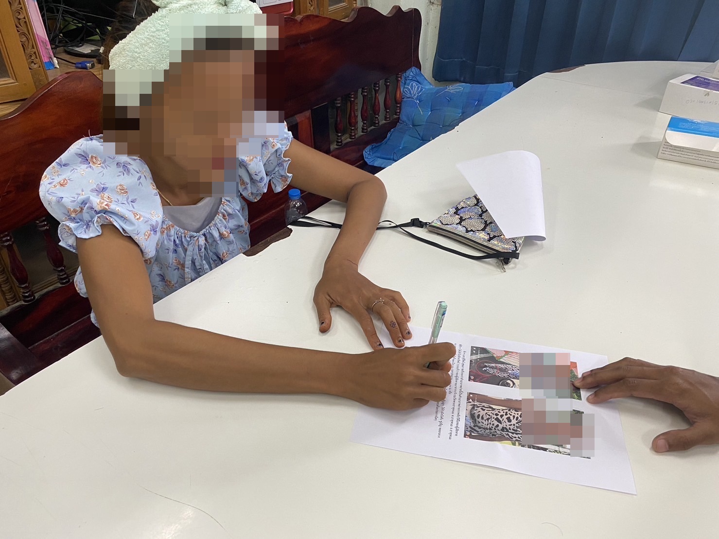 สาวแสบขโมยรองเท้านักร้องสาววงหมอลำชื่อดัง ใจเกินร้อยในวัดธาตุพนมอ้างป่วยทางจิต