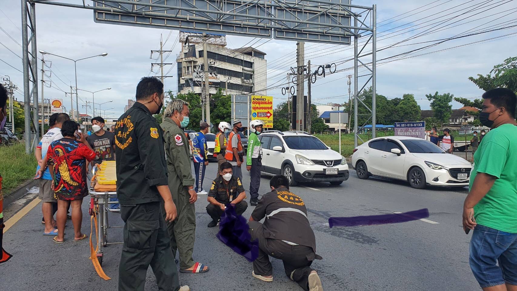 สลด!! ยายวัย72 ข้ามถนนไม่พ้น ถูกรถกระบะพุ่งชนเสียชีวิตคาที่