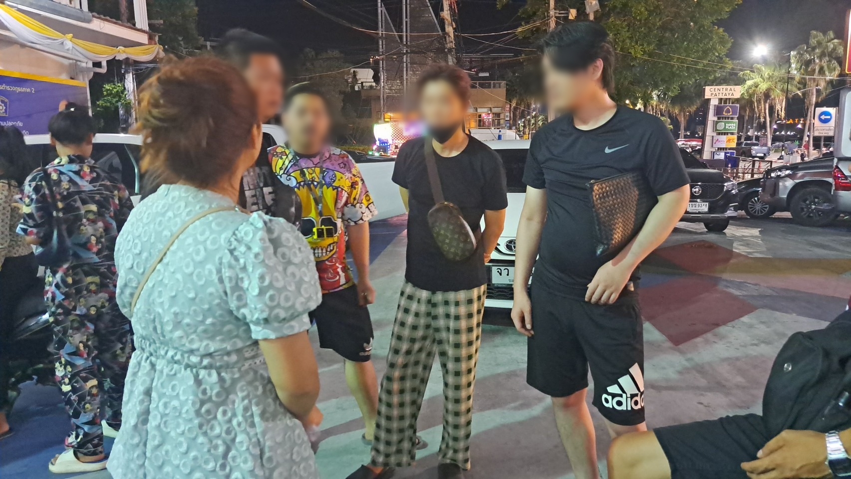 หนุ่มโสม เที่ยวพัทยาถูกเตะฟันหน้าหลุด ฐานขว้างเงินใส่หน้าเจ้าของโชว์