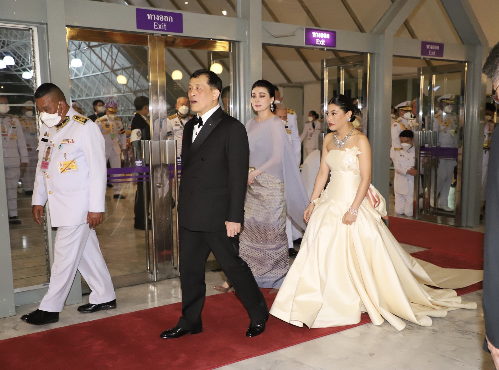 'ในหลวง-พระราชินี'เสด็จพระราชดำเนิน ไปทอดพระเนตรการแสดงอุปรากร "มาดามบัตเตอร์ฟลาย"