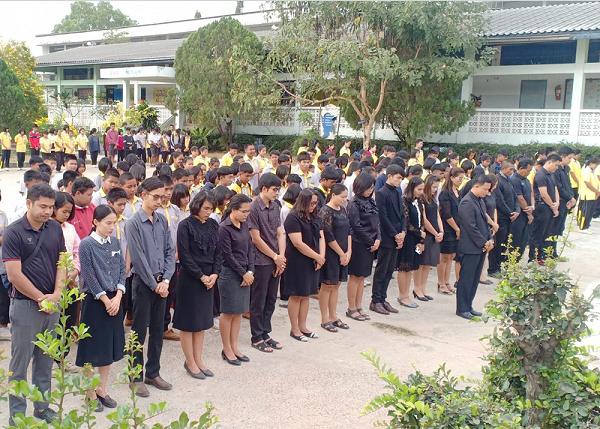 สพม.32-คณะครูนร.แต่งดำ-ไว้อาลัยผู้เสียชีวิตจากเหตุสังหารหมู่ที่โคราช