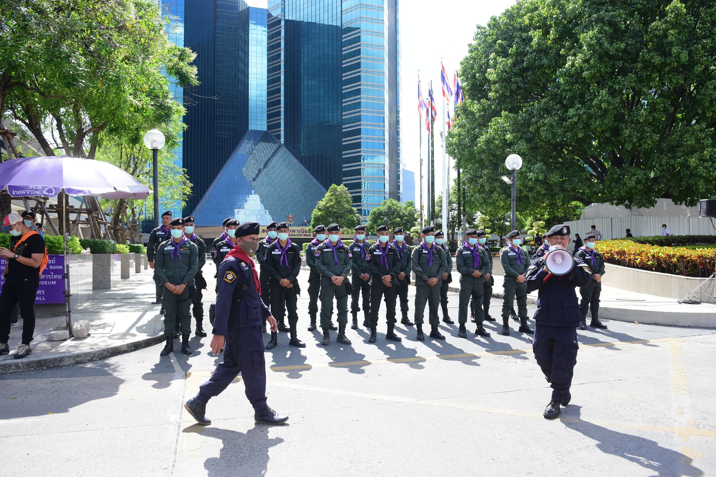 จราจรติดขัด​วงกว้างสนง.ใหญ่ไทยพาณิชย์​ ตร.​ตรึงกำลังเข้มป้องผู้บุกรุกทำแบงก์เสียหาย