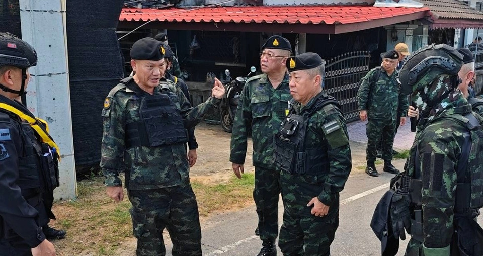 ‘เสธ.ทบ.’ ลงพื้นที่นราธิวาส หลังเหตุโจมตีจุดตรวจดับ 5 สั่งเข้มมาตรการเชิงรุก ลั่นล่าคนร้ายถึงที่สุด