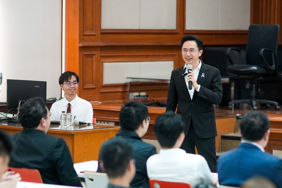 ธรรมศาสตร์แตก! “อาจารย์เชน” โชว์กึ๋นให้ “นศ.มธ.” กางพิมพ์เขียว "6G Economics" พลิกโฉมเศรษฐกิจไทยด้วยนวัตกรรมสู้ทุนใหญ่ผูกขาด
