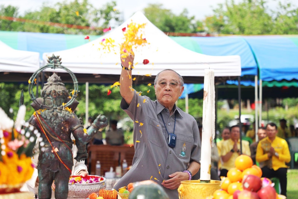 ปธ.มูลนิธิคืนช้างสู่ธรรมชาติ ร่วมบวงสรวงอันเชิญพระพิฆเนศ ขึ้นประทับบนเทวาลัย
