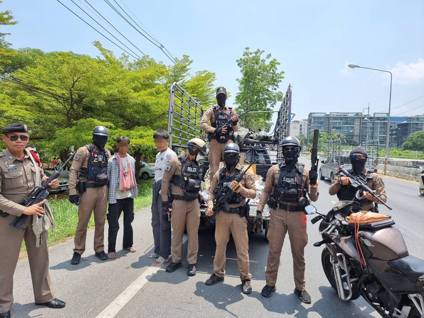 เจ้าหน้าที่ตำรวจ สภ.ภูพิงคราชนิเวศน์ จ.เชียงใหม่ จับกุมอาวุธสงครามจำนวนมาก ขณะลำเลียงจะไปส่งให้ KNU ในพื้นที่บ้านแม่สามแลบ จ.แม่ฮ่องสอน