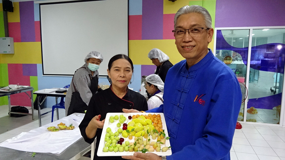 ศิลปะกินได้! แม่บ้านสตูลปั้น ‘ลูกชุบผลไม้จิ๋ว’ สวยเหมือนจริง–รสหอมละมุน ตีตลาดข้ามแดนถึงมาเลเซีย