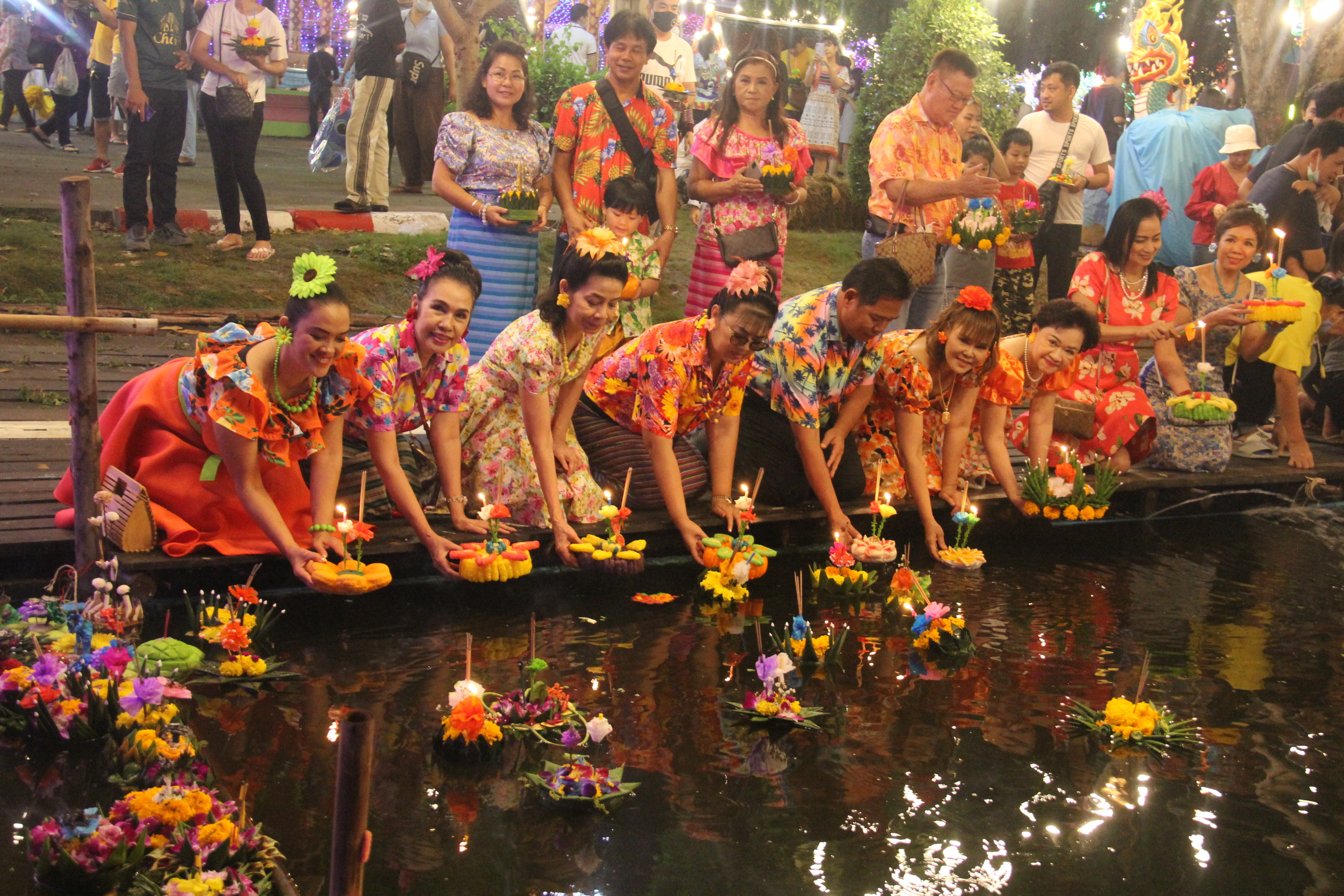 นักท่องเที่ยวร่วมงานสืบสานประเพณีลอยกระทง วัดขนอนใต้ กรุงเก่า คึกคัก