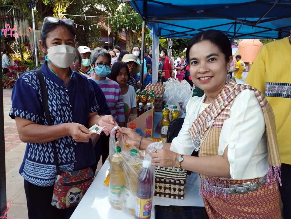 พาณิชย์ยโสธร นำสินค้าธงฟ้าออกจำหน่ายลดค่าครองชีพ ปชช.
