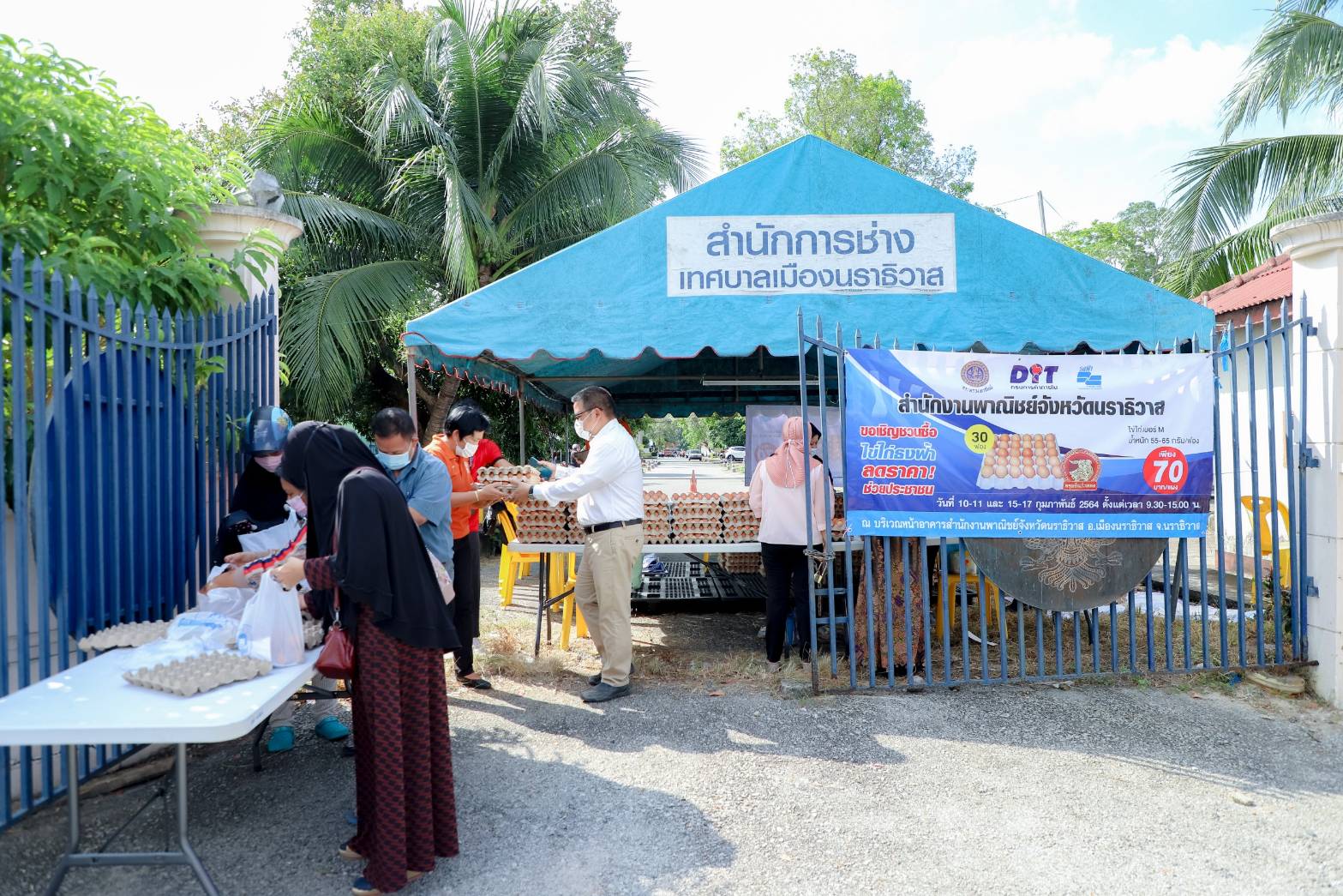  ชาวนราธิวาสสนใจซื้อไข่ไก่ธงฟ้าช่วยประชาชน ต้อนรับเทศกาลตรุษจีนคึกคัก 