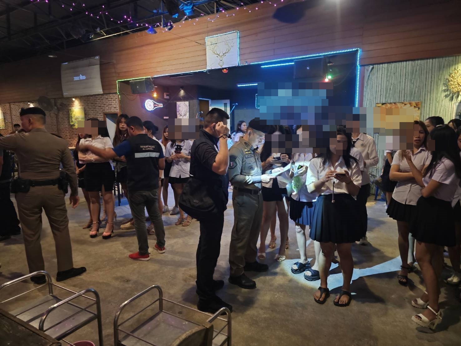 ตำรวจบุกทลายสถานบันเทิงย่านกระทุ่มแบนพบต่างด้าวชายหญิงราว30คนแต่งชุดนักเรียน-นักศึกษาปรนนิบัติลูกค้า  